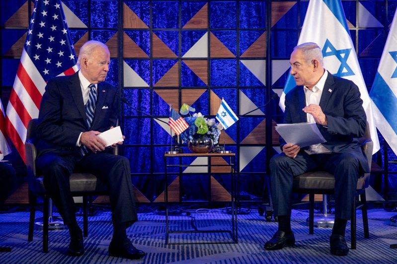 美國總統拜登（左）與以色列總理內唐亞胡（右）去年10月在以色列特拉維夫會談。
