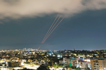 以國鐵穹 攔截飛彈 伊朗無人機和飛彈襲擊以色列，以色列南部的鐵穹防空系統十四日進行攔截。（路透）