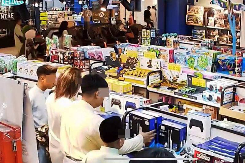馬來西亞某商場店舖店主近日在Facebook發布監視器（CCTV）影片及截圖，見到有一家五口在互相配合下偷竊店內貨品，全程僅7秒，手法相當純熟。（CCTV截圖）