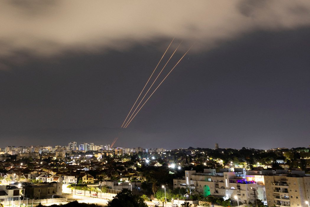 伊朗向以色列發射無人機和飛彈後，以色列防空系統開始運作。 圖／路透社