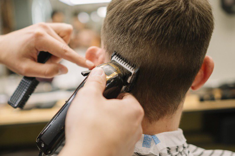 山東青島一位理髮師指控，一名母親陪兒子到店剪髮，剪完後對方卻抱怨費用太貴，不付錢便走了。示意圖/ingimage