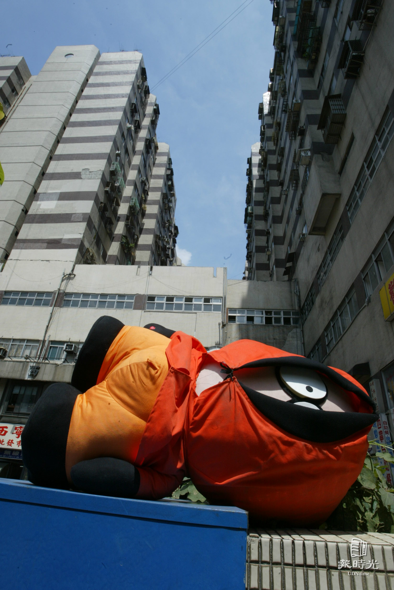 台北市西寧南路的西寧國宅常傳出跳樓的意外事件。圖／聯合報系資料照(2003/07/03 邱德祥攝影)