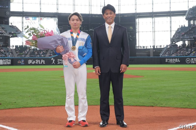 伊藤大海(左)今年展现火腿新王牌的风范。 撷图自日本火腿FB官方粉丝团