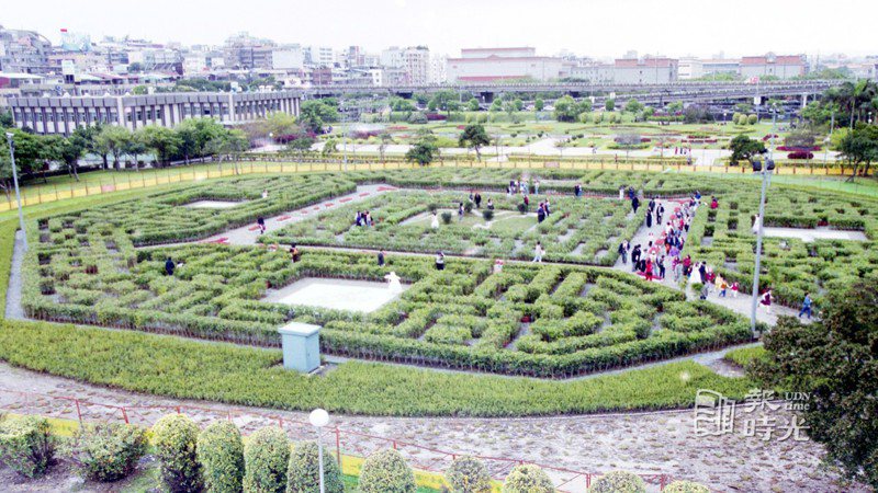 國際扶輪社3520地區在台北市新生公園內捐建「台北迷宮花園」。圖／聯合報系資料照(2001/04/05  鍾豐榮攝影)
