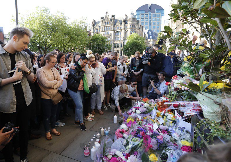 英國曼徹斯特體育館2017年5月22日晚發生爆炸襲擊，已造成22人死亡、59人受傷。圖為2017年5月23日人們參加集會悼念曼徹斯特恐怖襲擊的遇難者。聯合報系資料照／新華社