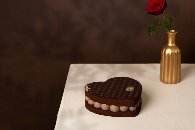 法绒法式手工甜点今年推出「巧巧话」等2款母亲节蛋糕。图／法绒提供