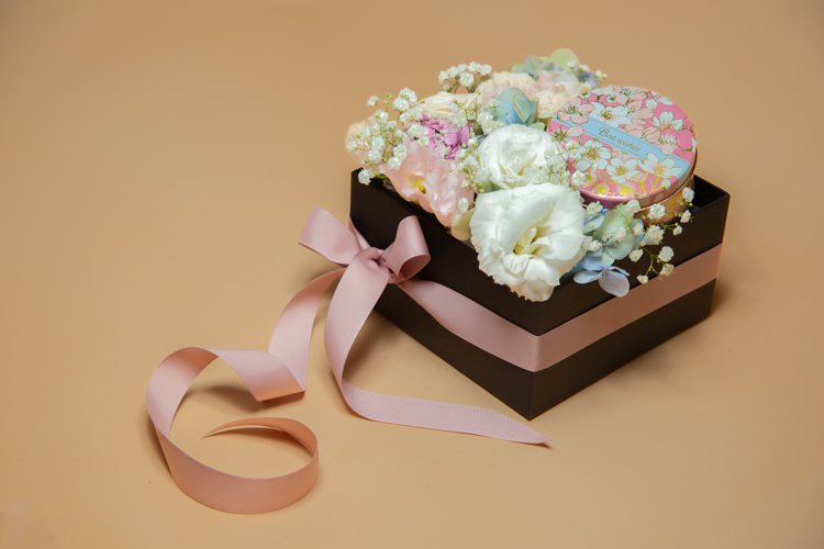 神戶風月堂針對母親節，打造「法蘭酥小圓花盒禮」。圖／神戶風月堂提供