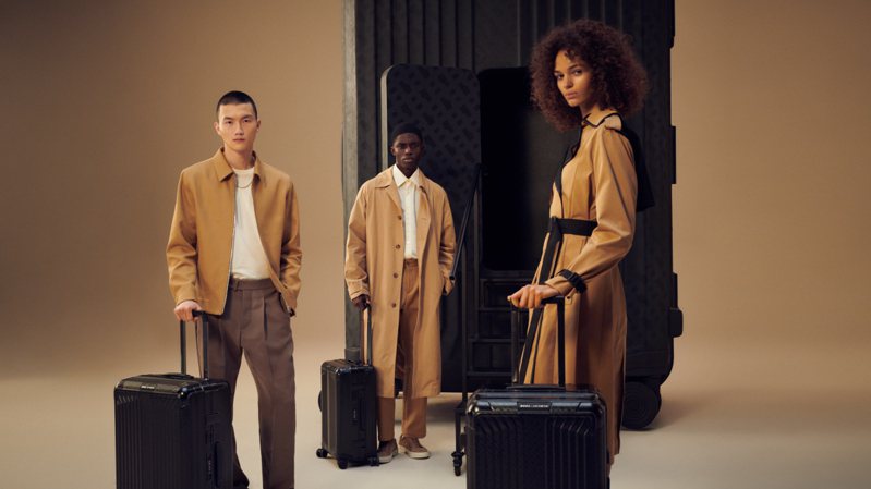 BOSS與Samsonite為了強調聯名概念，形象廣告中還能看到穿尚旅人們準備啟程，並登上巨大尺寸的行李箱。圖／Samsonite提供