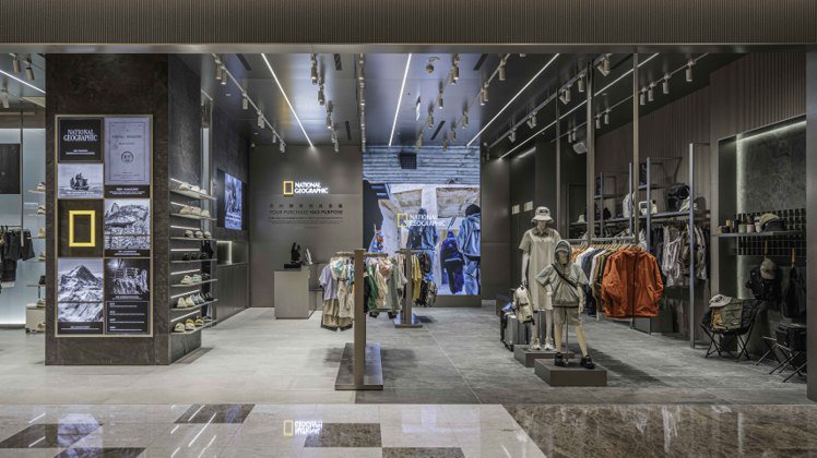 國家地理服飾結合新竹為全球半導體重鎮的特色，以「登陸太空」為主題，打造全球第一間也是目前佔地最大的概念店。