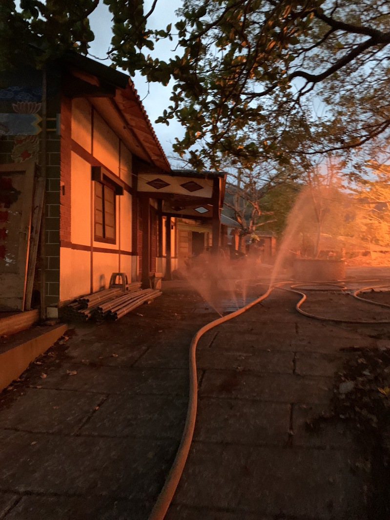 台南白河台湾电影文化城清晨传出火警 ，现场火舌四窜，大火近1时扑灭。</p><!--15--><p>
图／民众提供