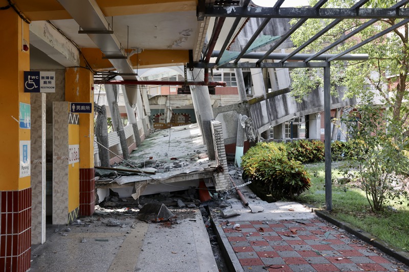 花蓮強震過後，春日國小校舍倒塌。圖／聯合報系資料照片