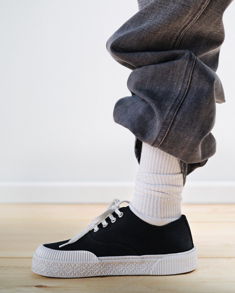 綁帶運動鞋是打造滑板風格的重要元素。圖／LOEWE提供