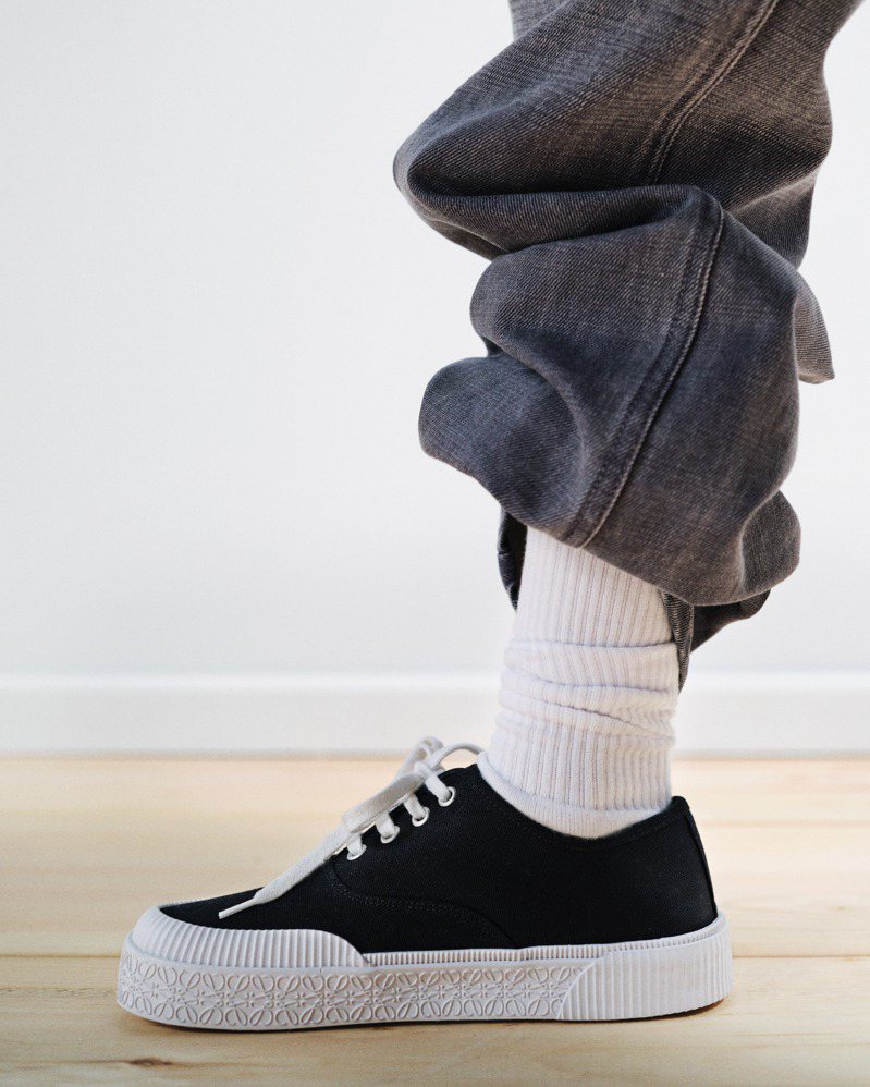 绑带运动鞋是打造滑板风格的重要元素。图／LOEWE提供