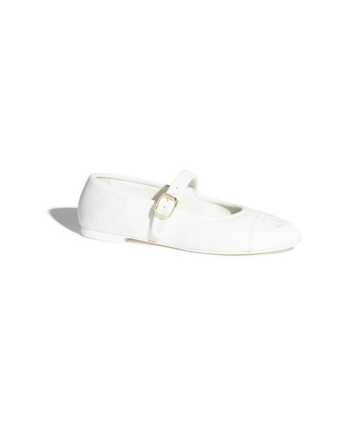 白色雙C LOGO瑪莉珍鞋，39,300元。圖／香奈兒提供