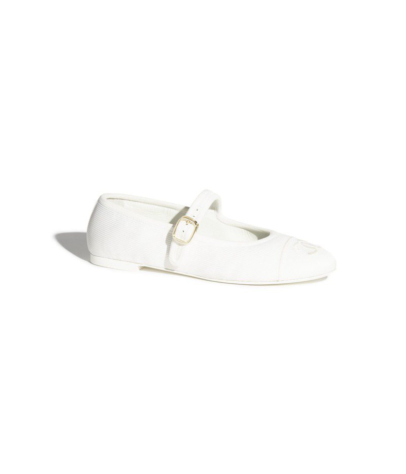 白色双C LOGO玛莉珍鞋，39,300元。图／香奈儿提供