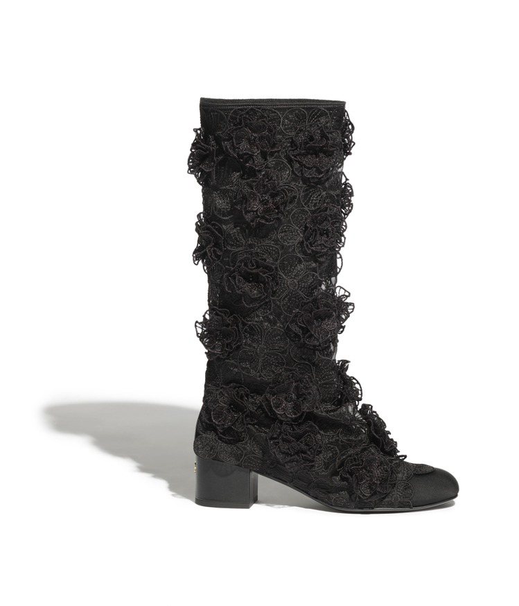 黑色花卉刺繡長靴，12萬8,700元。圖／香奈兒提供