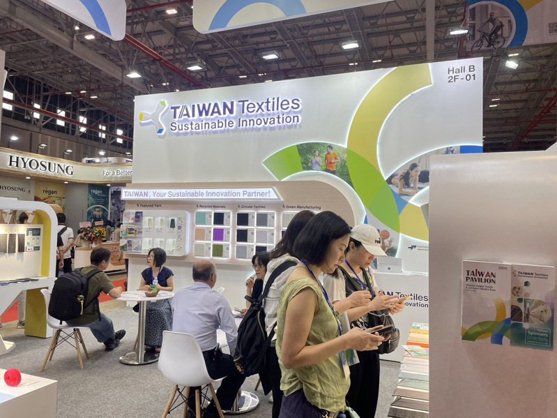 2024年越南西貢紡織及製衣工業展覽會上，Taiwan Textile Select專區參觀人潮。紡拓會提供／照