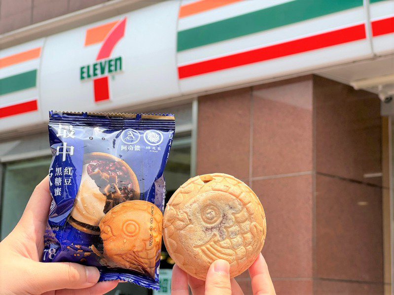 7-ELEVEN独家贩售台南蜷尾家与阿奇侬联名推出「最中红豆黑糖蜜厥饼」。图／7-ELEVEN提供