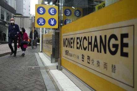 貨幣干預已經成為新興市場的主戰場，而且在亞洲尤為明顯。圖為首爾街頭的換匯所。美聯社