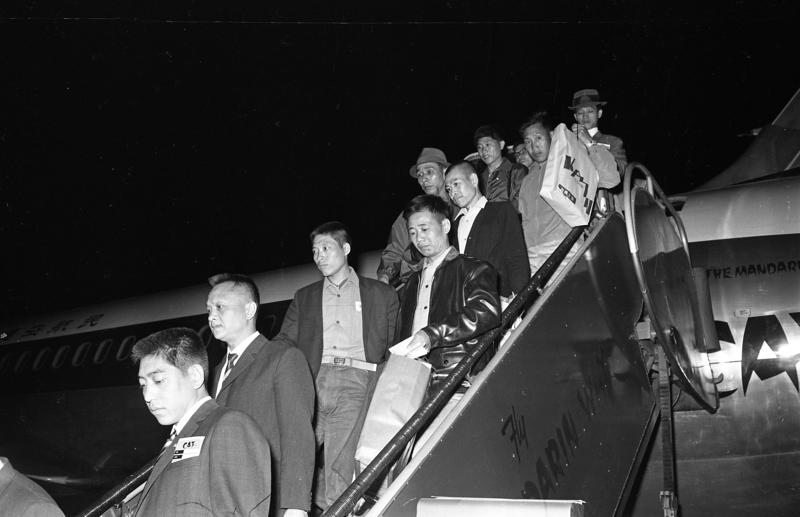 1966年4月16日，在驚濤駭浪中生還的22名「彗星」號貨輪的船員，由輪機長胡雲龍率領，從東京搭機返抵台北。圖／聯合報系資料照片