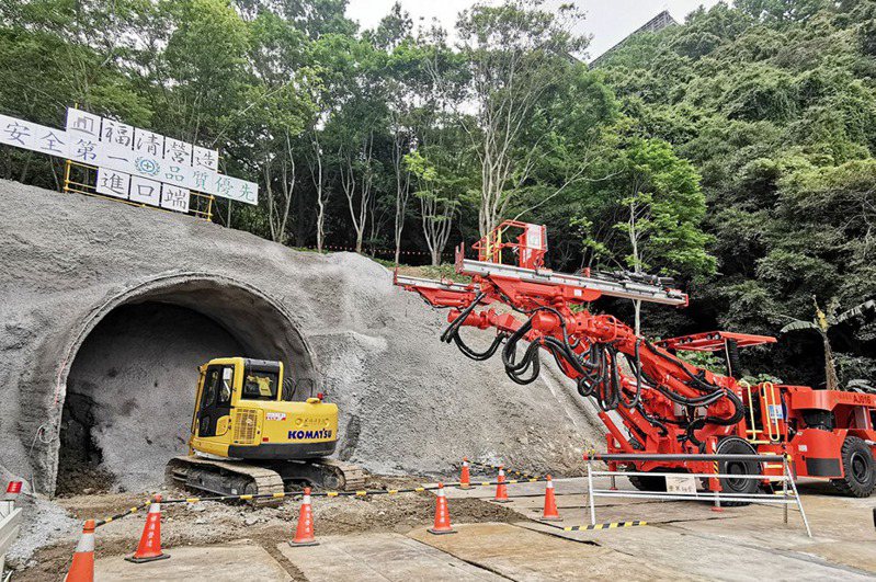石門水庫至新竹聯通管工程隧道銜接段進口施工，打通石門水庫至關西隧道聯通。記者曾增勳／攝影