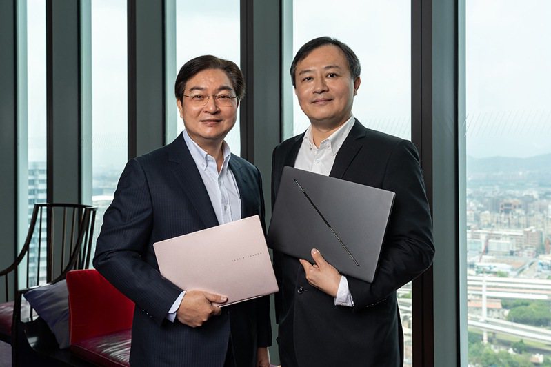 左至右為華碩聯合科技董事長林福能、系統事業總經理廖逸翔。業者提供