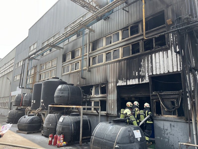 中坜区一栋铁皮工厂大火，正值上班时间紧急疏散48人，幸无人员受伤及波及公共危险化学物品。图／消防局提供