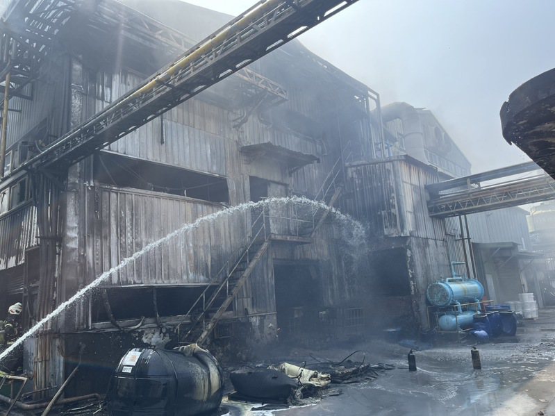 中坜区一栋铁皮工厂大火，正值上班时间紧急疏散48人，幸无人员受伤及波及公共危险化学物品。图／消防局提供