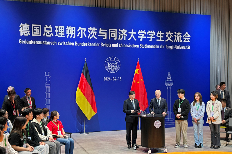 不同於2011年訪問上海同濟大學時能發表演講，德國總理蕭茲此次到訪只能與部分學生展開小規模座談。（路透）