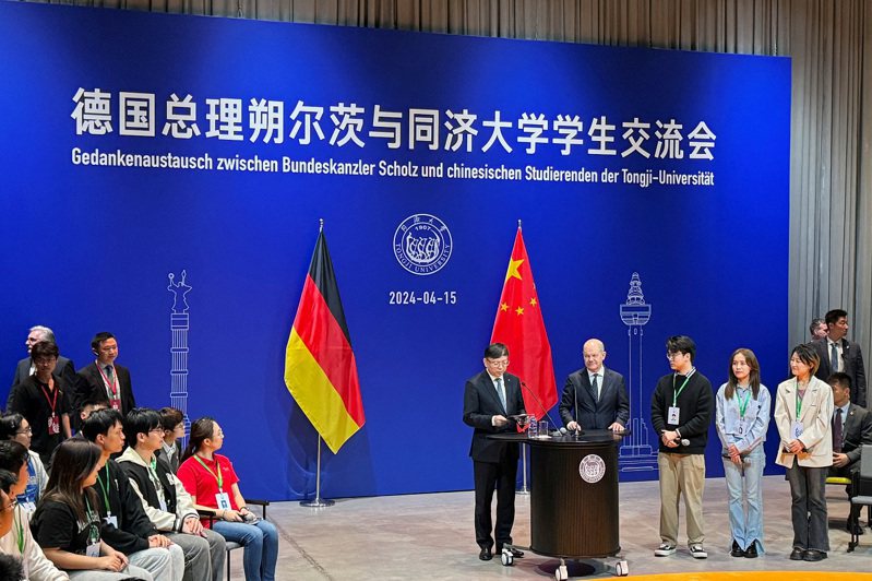 德國總理蕭茲訪問中國大陸，15日出席與上海同濟大學學生交流的活動。路透
