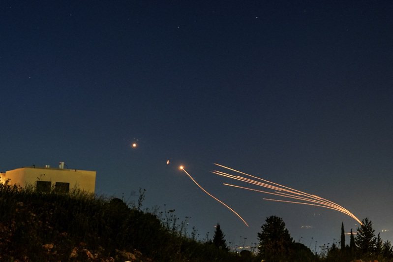 以色列说，铁穹防御系统拦截伊朗多数飞弹，布兰特原油15日盘中跌破90美元。路透(photo:UDN)