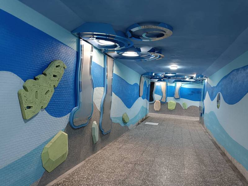 礁溪国小地下道的公共艺术《憩礁溪》，呈现温泉泡脚意象。记者戴永华／摄影