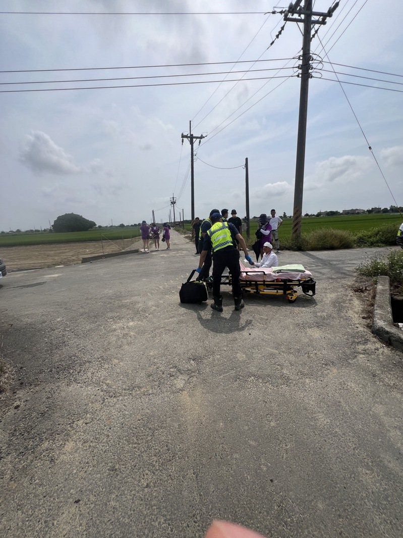 嘉义县今天上午发生自小客车冲撞丧葬队伍事故，造成4名民众受伤。图／翻摄画面