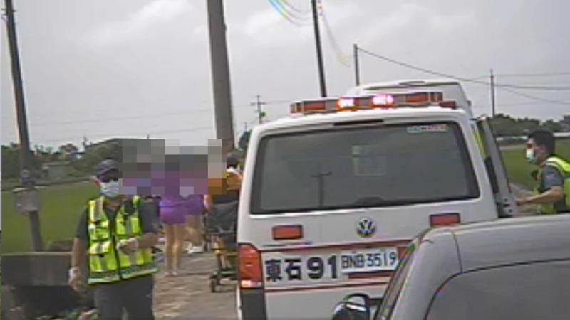嘉义县今天上午发生自小客车冲撞丧葬队伍事故，4名民众受伤送医。图／翻摄画面