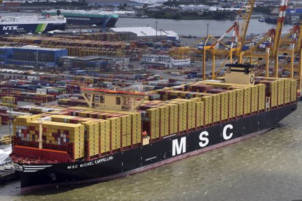 馬士基15日表示，MSC葡萄牙籍貨櫃輪在荷姆茲海峽被伊朗扣留，但馬士基並未改變既有的貨運部署。 美聯社