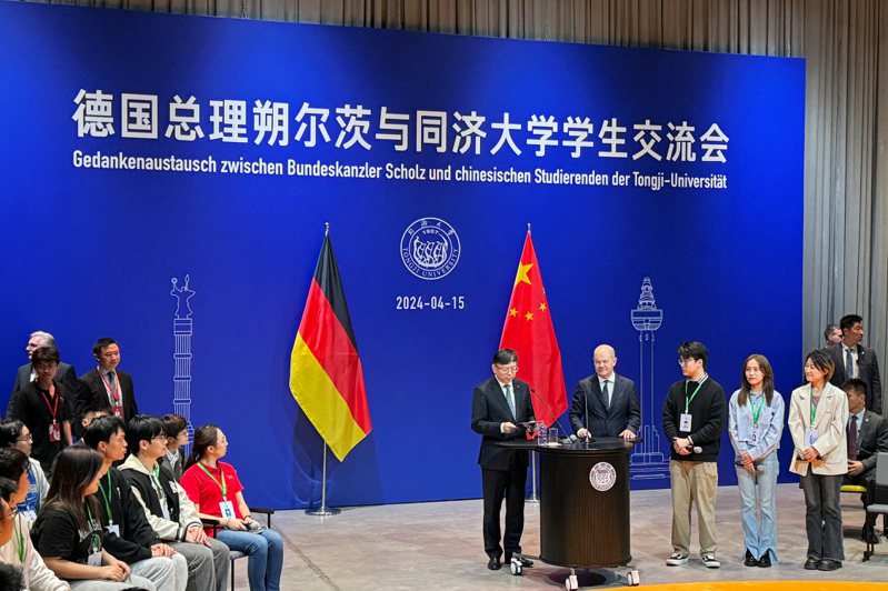 德國總理蕭茲（右四）昨天在上海同濟大學進行交流時稱，中國大陸汽車總有一天會輸入德國和歐洲，唯一必須明確的是，競爭必須公平。（路透）