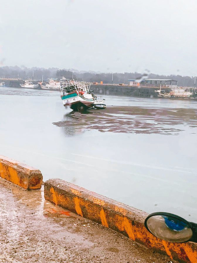 竹市南寮漁港航道不斷淤積，除了潮汐，東北季風吹來的淤沙更驚人。圖／鄭正鈐提供