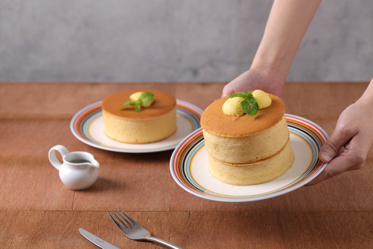 杏桃鬆餅屋慶祝登台11週年，推出「蘇芙蕾厚鬆餅」升級優惠方案。圖／杏桃鬆餅屋提供