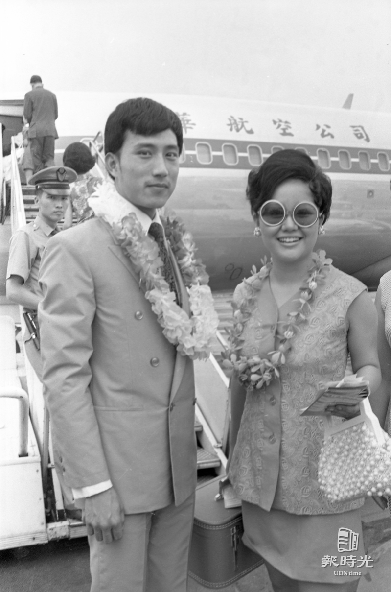 歌星陳今佩(右)、余天(左)十五日赴港義演。圖／聯合報系資料照(1970/07/15 龍達材攝影)