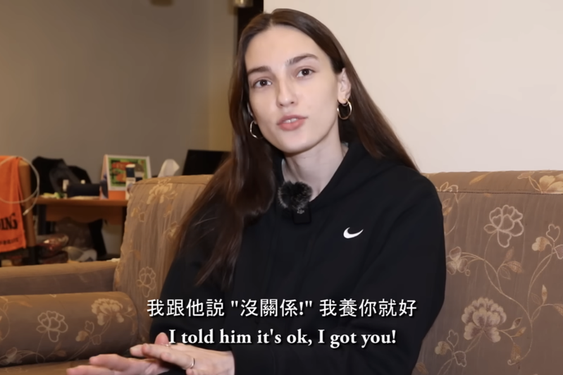 俄羅斯女子Mila在台灣男友最潦倒時，霸氣向對方求婚。圖／截自Youtube