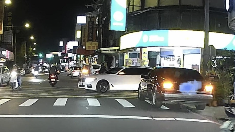 一名網友表示，近日在路上看到許多車輛違規臨停卻無法檢舉，抱怨台灣交通與制度很誇張。圖／翻攝自PTT