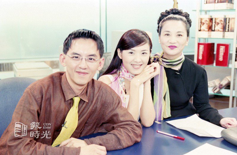 TVBS「小燕Window娛樂網路」。圖左起為黃子佼、蘇慧倫、張小燕。圖／聯合報系資料照(1996/06/03  陳立凱攝影)