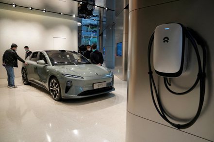 美國研擬提高中國電動車及太陽能產品關稅，圖為蔚來ET5電動車在上海的展間展示。 路透