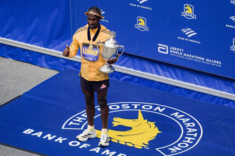 新华社照片，波士顿（美国），2024年4月16日    4月15日，埃塞俄比亚选手西塞·莱玛在颁奖仪式上。    当日，第128届波士顿马拉松赛在美国马萨诸塞州波士顿市举行。埃塞俄比亚选手西塞·莱玛以2小时06分17秒的成绩夺得男子组冠军，肯尼亚选手海伦·奥比里以2小时22分37秒的成绩夺得女子组冠军。    新华社发（朱子于 摄） 新华通讯社