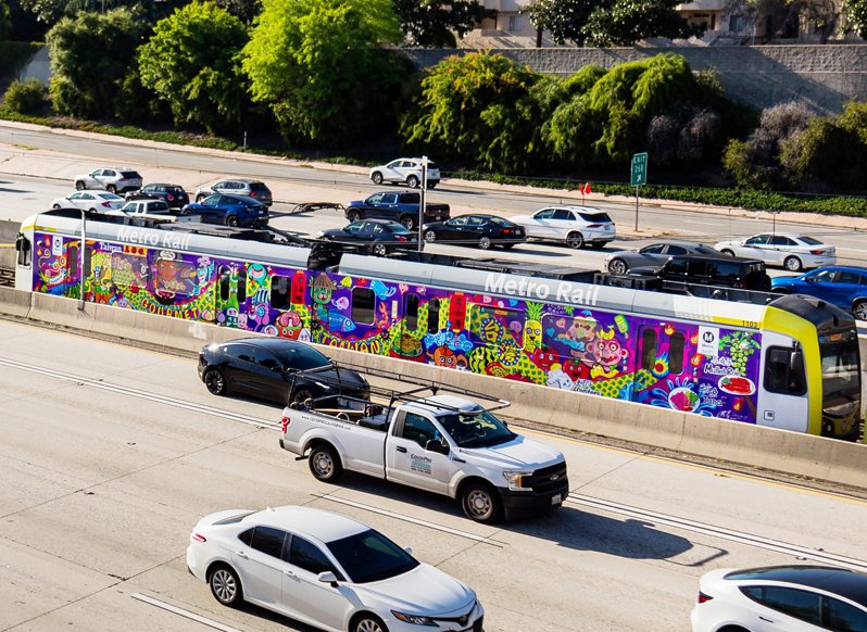 交通部觀光署與洛杉磯都會運輸局（LA Metro）合作，在洛杉磯輕軌車廂上使用藝術家洪易的作品，向大洛杉磯地區居民、觀光客宣傳台灣觀光。圖／觀光署提供（中央社）
