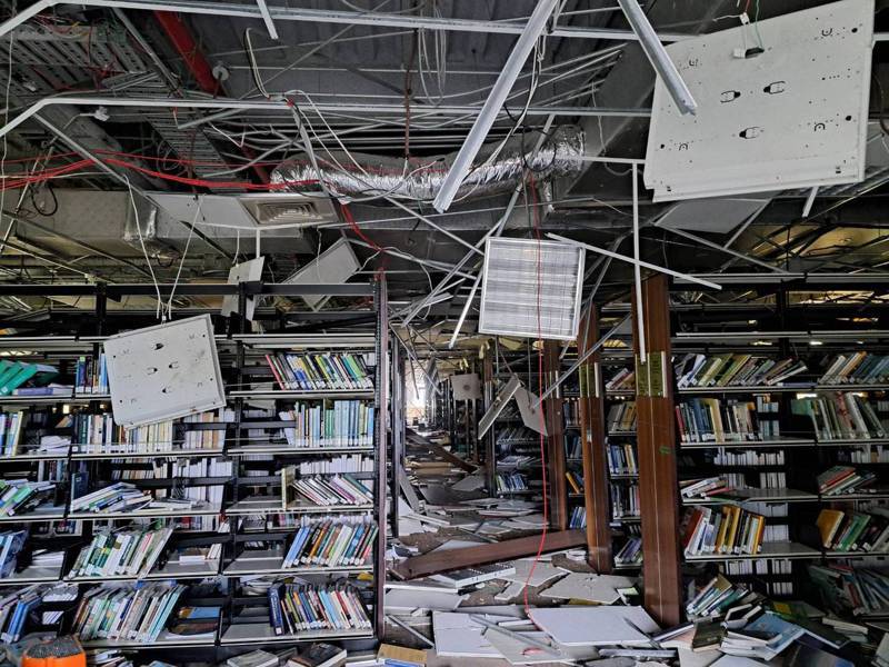 0403花蓮強震，國立東華大學理工學院、學生宿舍受損嚴重之外；圖書館也有災情，天花板輕鋼架掉落，現場一片狼藉。圖／東華大學提供（中央社）