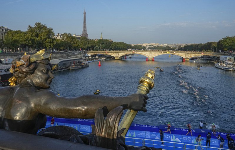 法國總統馬克宏稱巴黎奧運開幕式可能移至體育館後，巴黎奧運組織委員會主席艾斯堂格今天表示，在塞納河（Seine）舉行開幕式是「非常有可能」的選項。 美聯社