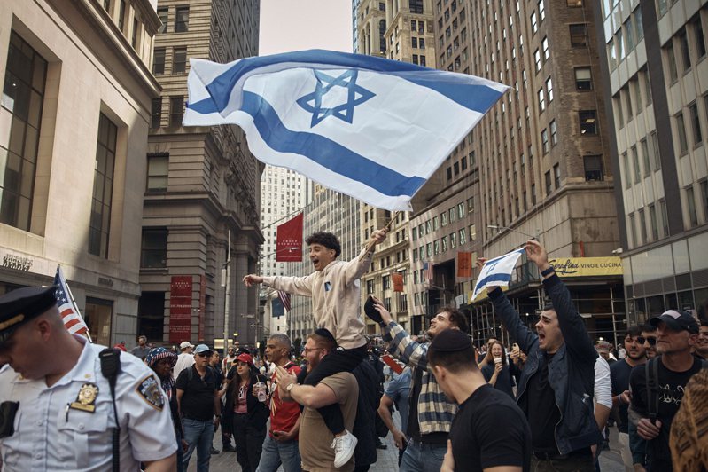 在中東戰雲密布之際，紐約證交所外舉行支持和反對以色列兩派人士示威。美聯社