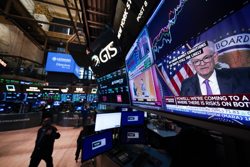 華爾街大銀行正在思考貨幣緊縮周期還沒結束的可能性。圖為紐約證交所電視牆顯示聯準會主席鮑爾記者會的畫面。美聯社