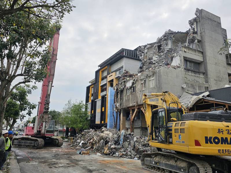 花蓮市北濱街6號因地震成危樓，已有大型機具進駐拆除。圖／民眾提供